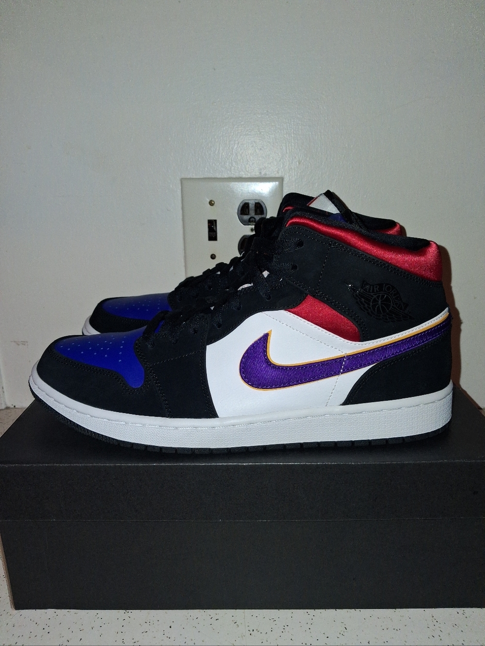 SIZE 11.5M - AIR JORDAN 1 MID, LAKERS TOP 3 (2019). PRE-OWNED NO BOX.